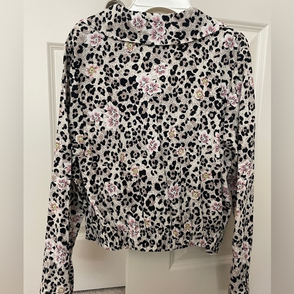 Cute top - Picture 3 of 3